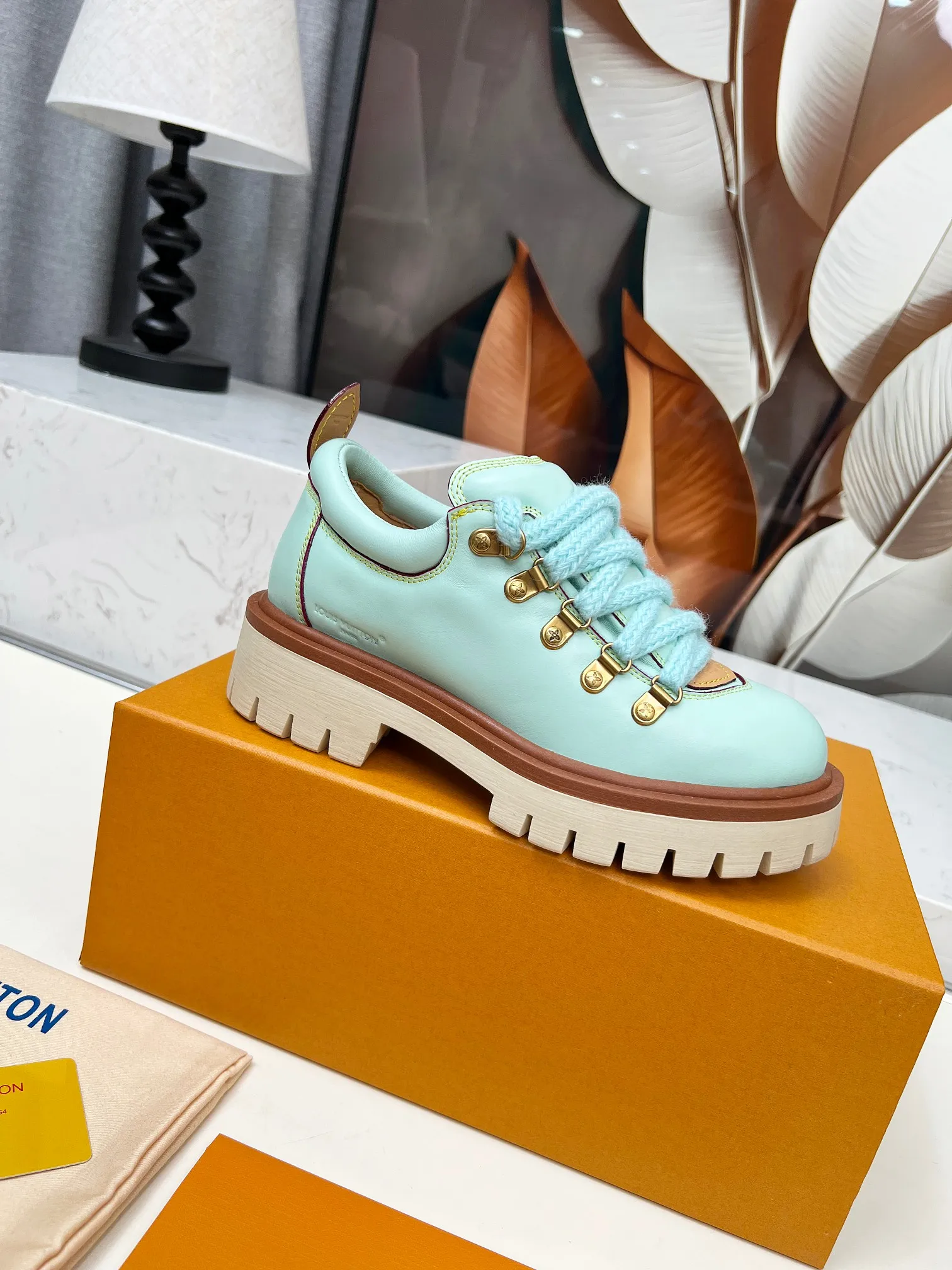 p660💰"Couple Style" LV Louis Vuitton's 2025 autumn and winter new style, developed one-to-one from the original version, retro fashionable, handsome and cool mountaineering derby shoes are now available.  Material: Imported first-layer cowhide Lining: Imported lambskin Outsole: Original molded TR non-slip outsole Sole height: 3.5cm Shoe size: Same style for men and women 35-45